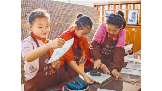 內(nèi)蒙古呼和浩特：小學(xué)生體驗(yàn)活字印刷