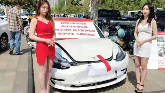 安陽(yáng)特斯拉車(chē)頂維權(quán)女孩  在鄭州國(guó)際車(chē)展亮相事故車(chē)維權(quán)