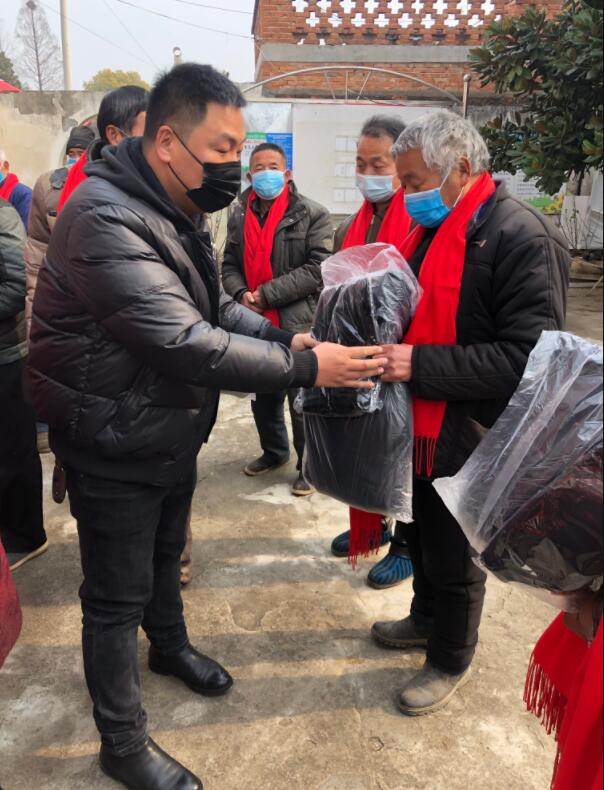 正念正心宗教學研究院執(zhí)行院長張磊為家鄉(xiāng)孤寡老人捐贈衣物生活物品