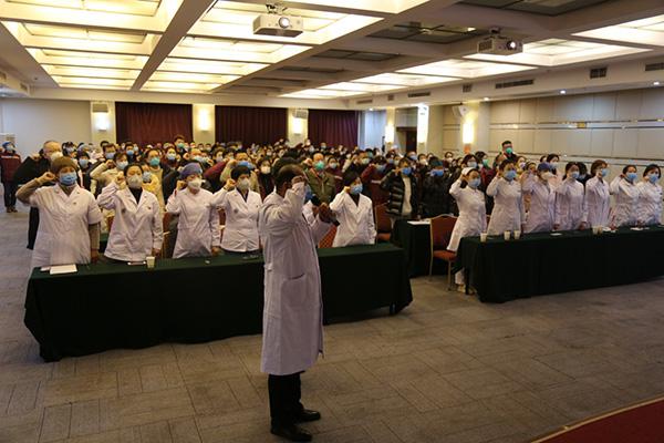 1月27日，在武漢市蔡甸區(qū)執(zhí)行新型冠狀病毒肺炎疫情援助任務的遼寧省醫(yī)療隊，成立臨時黨支部，全體醫(yī)護人員向黨旗鄭重宣誓，堅決打贏新冠肺炎疫情防控阻擊戰(zhàn)。